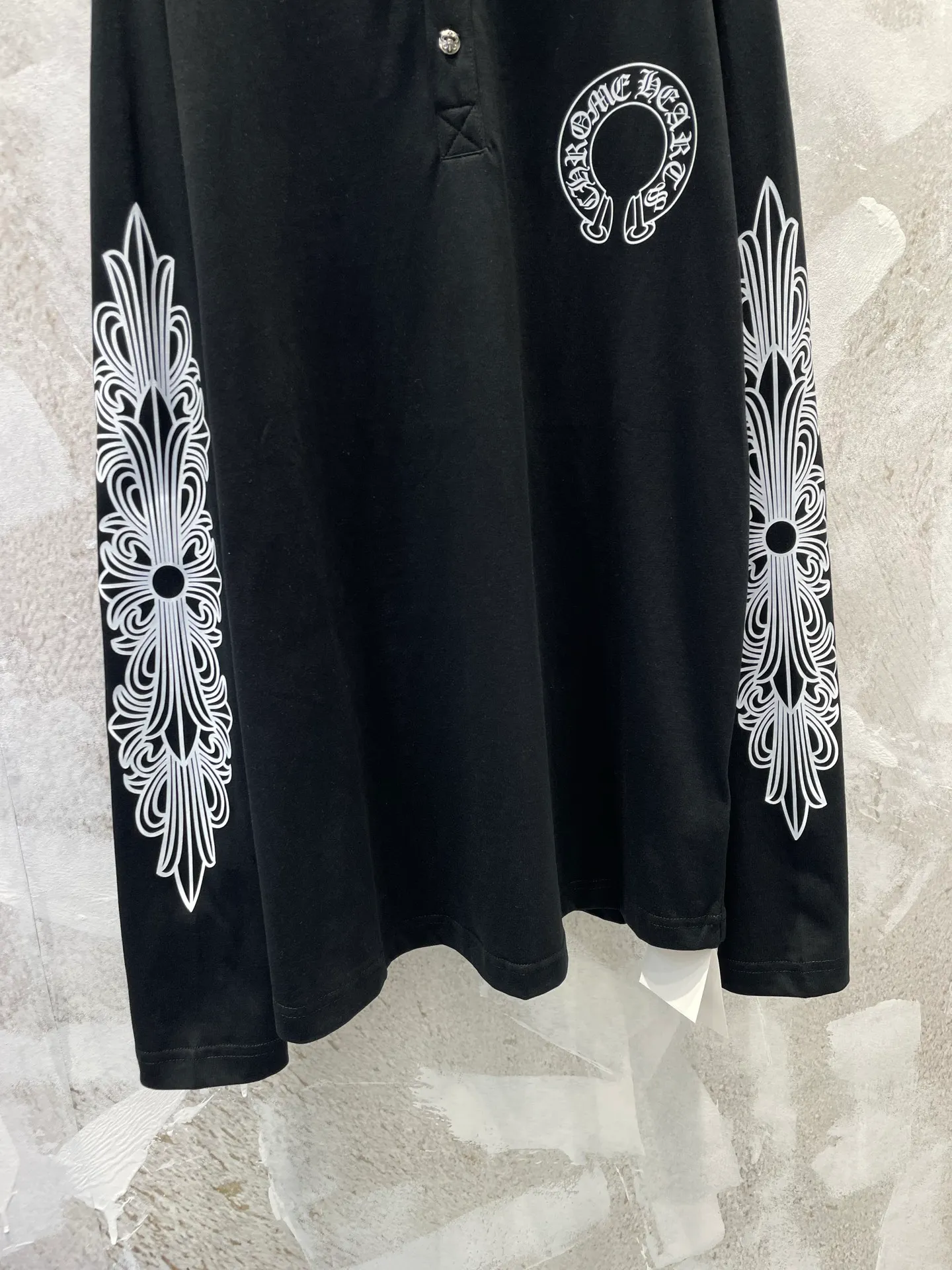 P370 Chrome Hearts Black Cross Flower Silver Button Henley Collar Long Sleeve, 220G pure cotton fabric, soft and comfortable, perfect for autumn and winter! Antique silver cross flower buttons on the front + cross flower print on the arms, full of gothic dark style. It has a slim fit and is suitable for both men and women. It looks cool when worn with overalls or jeans, and can be easily worn for daily outings and street wear. Customized accessories + complete three standards, detail control is a must! Size SIZE: S M L